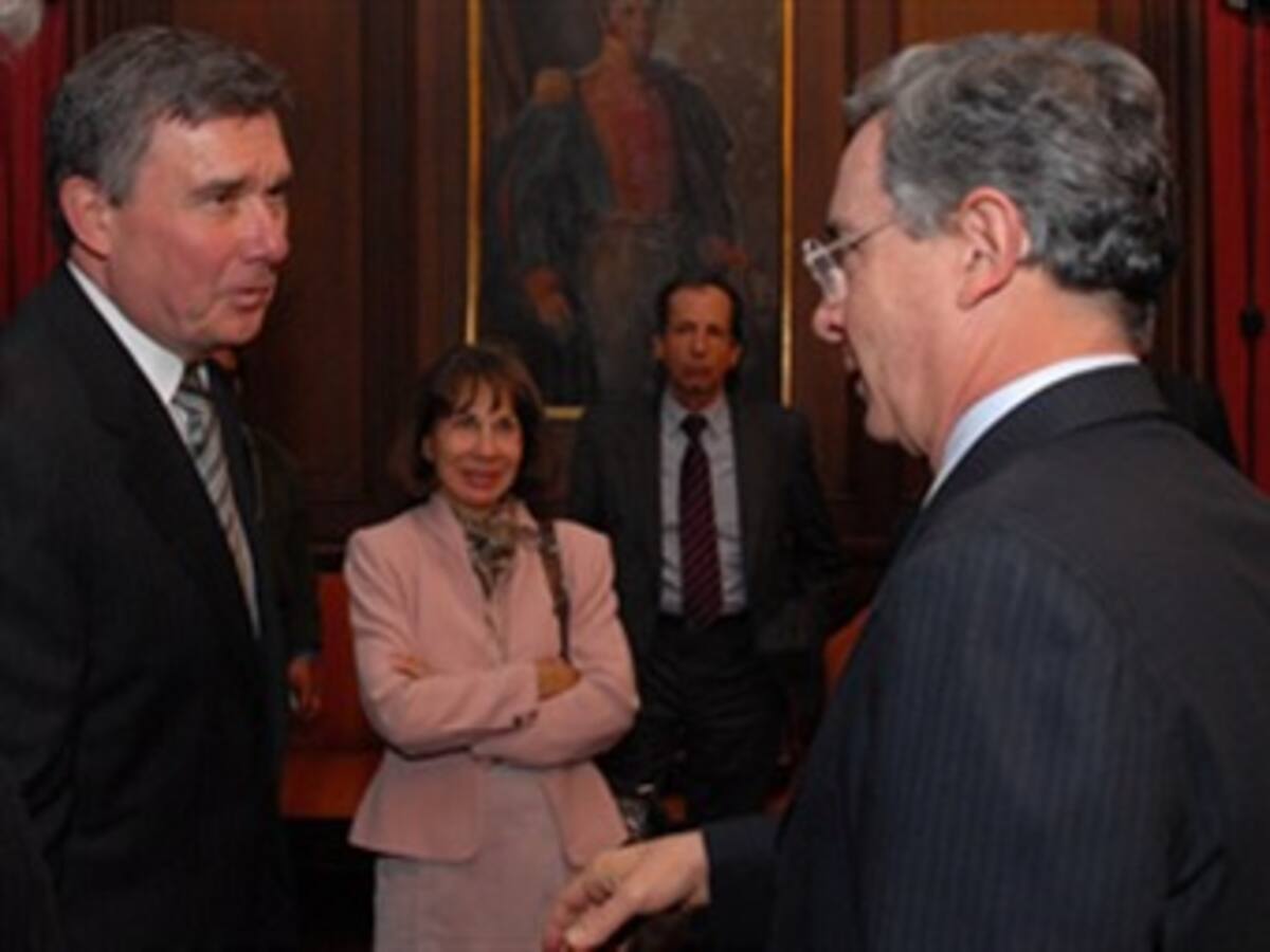 Uribe le pidió al Zar Antidrogas de EEUU que mantenga cooperación contra las drogas