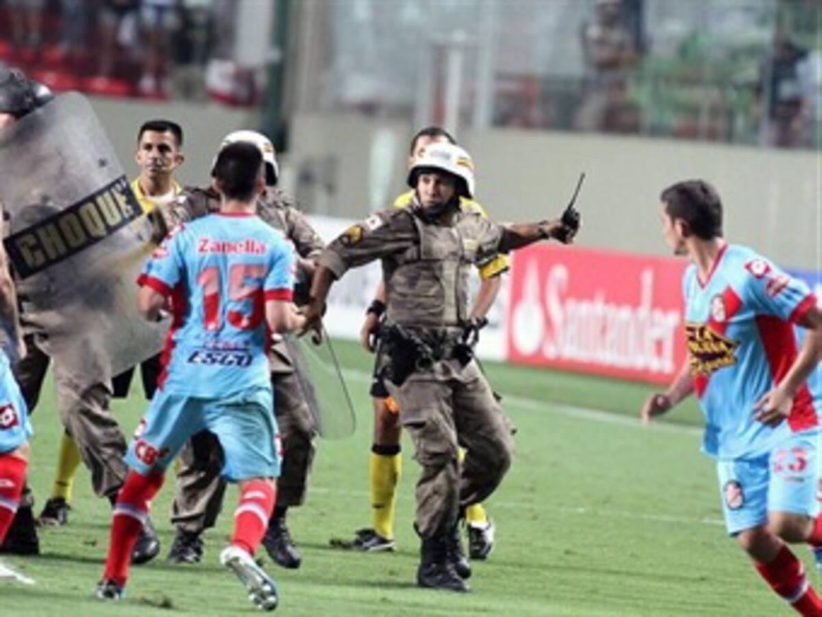 Por agredir a la policía, los jugadores de Arsenal fueron multados con 15.000 dólares