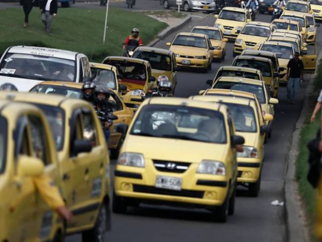 Peñalosa dice que por falta de taxis en horas pico sería viable eliminar pico y placa