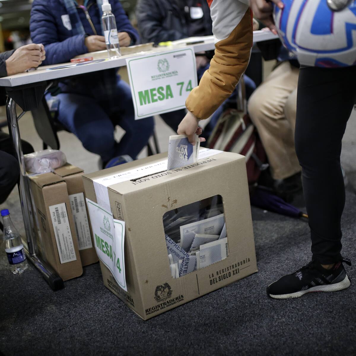 Partido Liberal, Conservador, U y Cambio Radical encabezan el 44% de precandidatos cuestionados