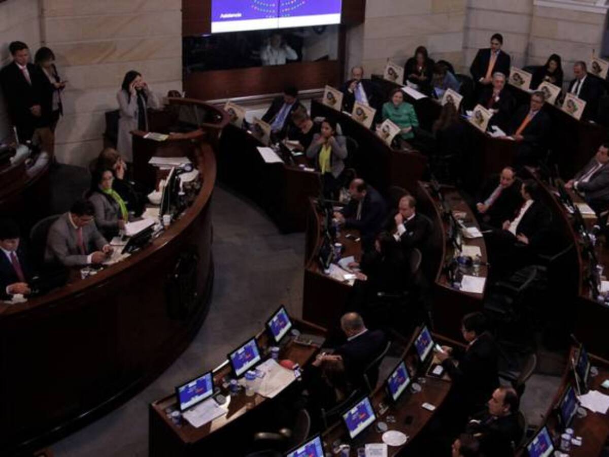 Uribismo propone revocar el Congreso