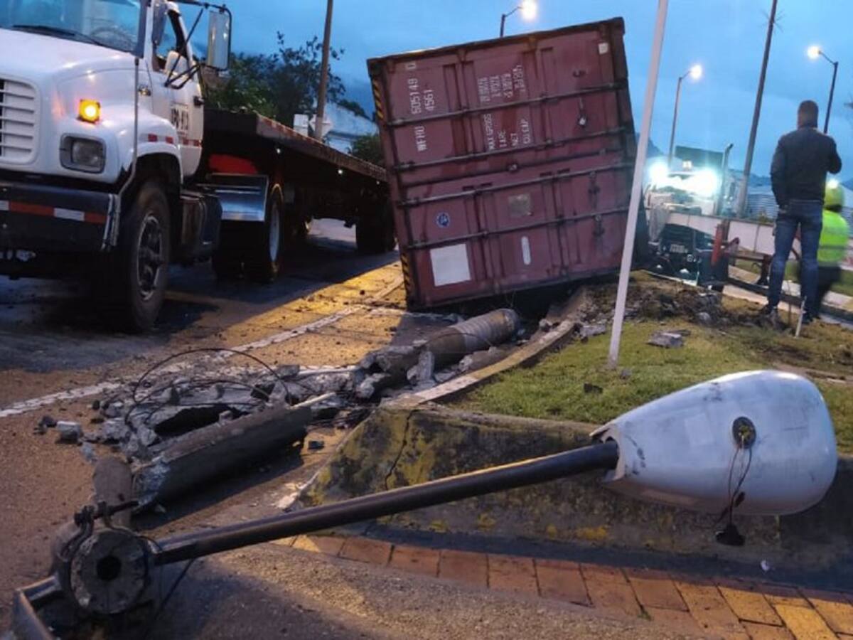 Fuerte trancón dejó volcamiento de camión en la carrera 68 con calle 80