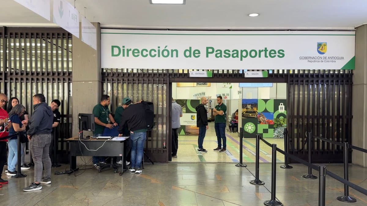 Más de 1.700 personas están afectadas por la suspensión del trámite de pasaportes en Medellín