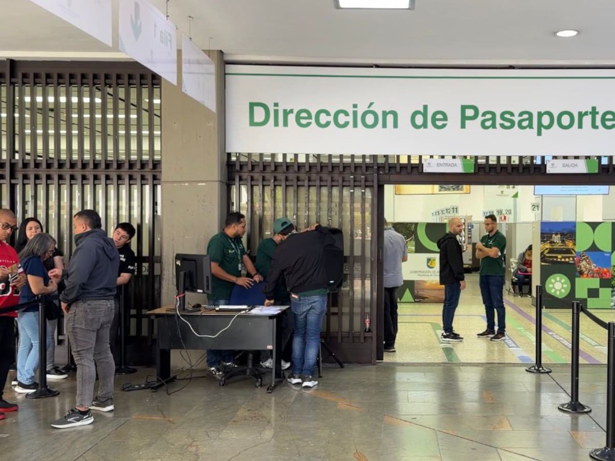 Más de 1.700 personas están afectadas por la suspensión del trámite de pasaportes en Medellín
