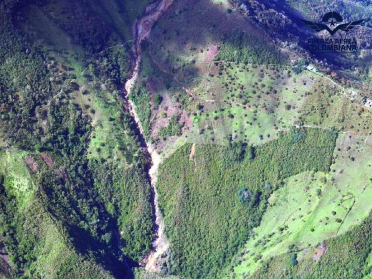 Por tierra y aire se monitorea riesgo de avalancha en zona rural de Florida