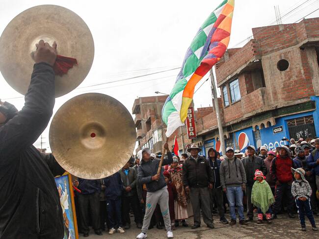 People say goodbye to demonstrators as they depart to Lima to protest against the government of Peruvian President Dina Boluarte in the city of Ilave, Puno, southern Peru on January 17, 2023. - Peruvian President Dina Boluarte asked this Tuesday to the hundreds of protesters from various regions of the country who are heading to Lima to protest against their government to do so in "peace and calm." (Photo by Juan Carlos CISNEROS / AFP) (Photo by JUAN CARLOS CISNEROS/AFP via Getty Images)
