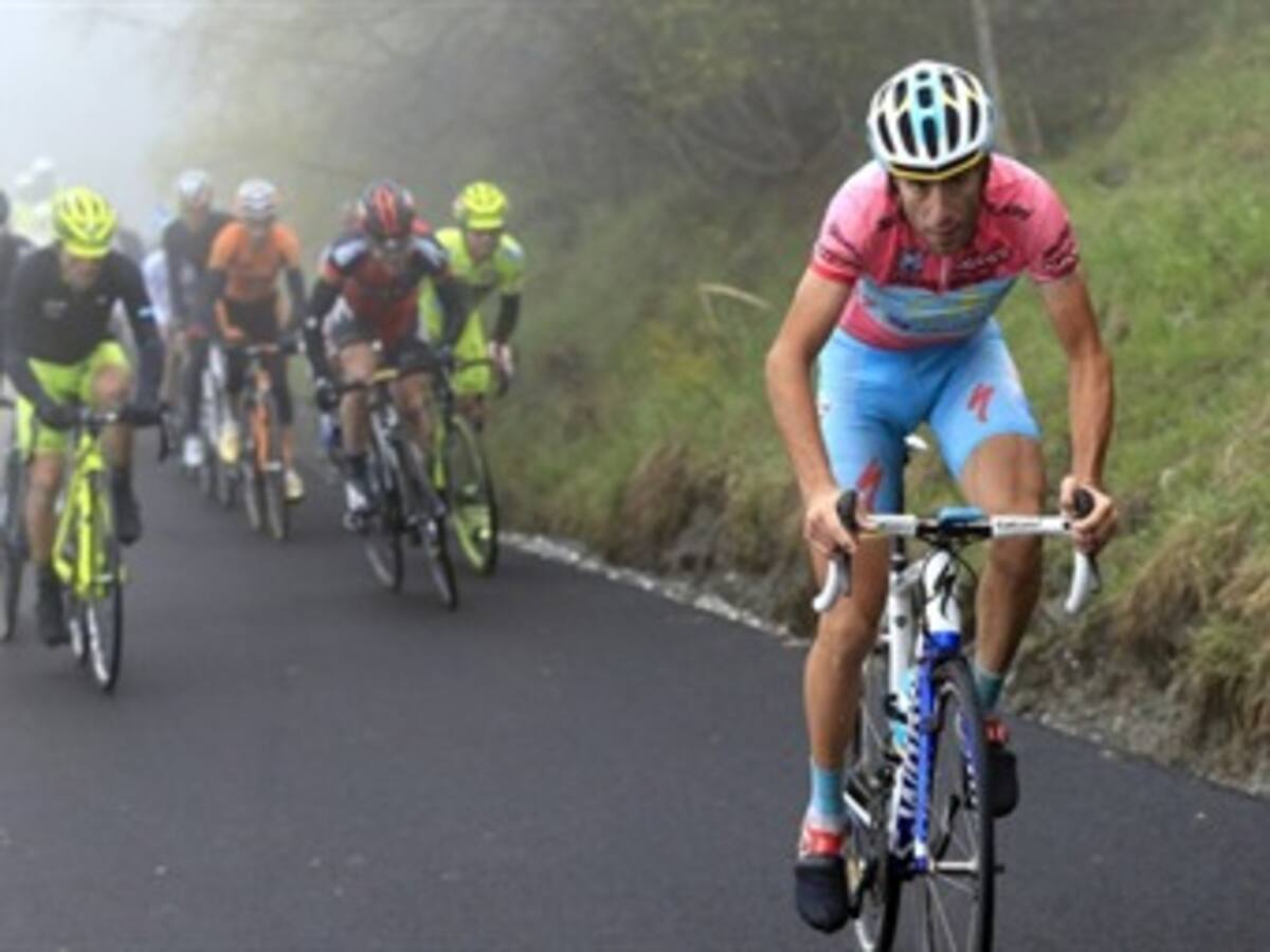 Resumen: 10:00 am: Vincenso Nibali gana la etapa 18 del Giro de Italia