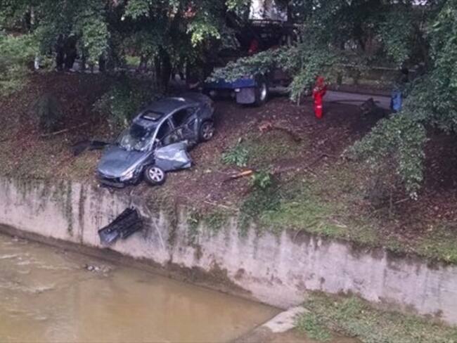 Conductor terminó accidentado en quebrada La Ayurá de Envigado, Antioquia