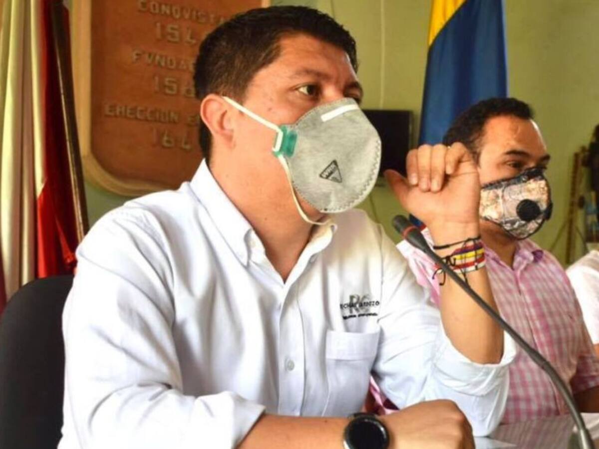 Amenazan con quemar a un hombre por tener coronavirus