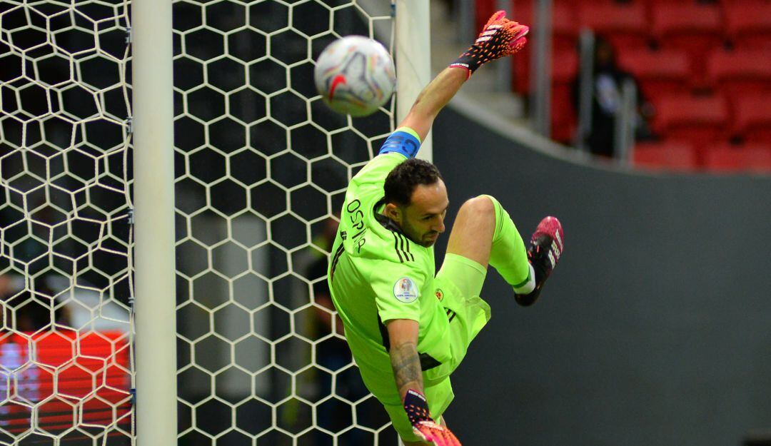 David Ospina salvando la caída de su arco tras un remate con cara de centro que realizó Nahitan Nández