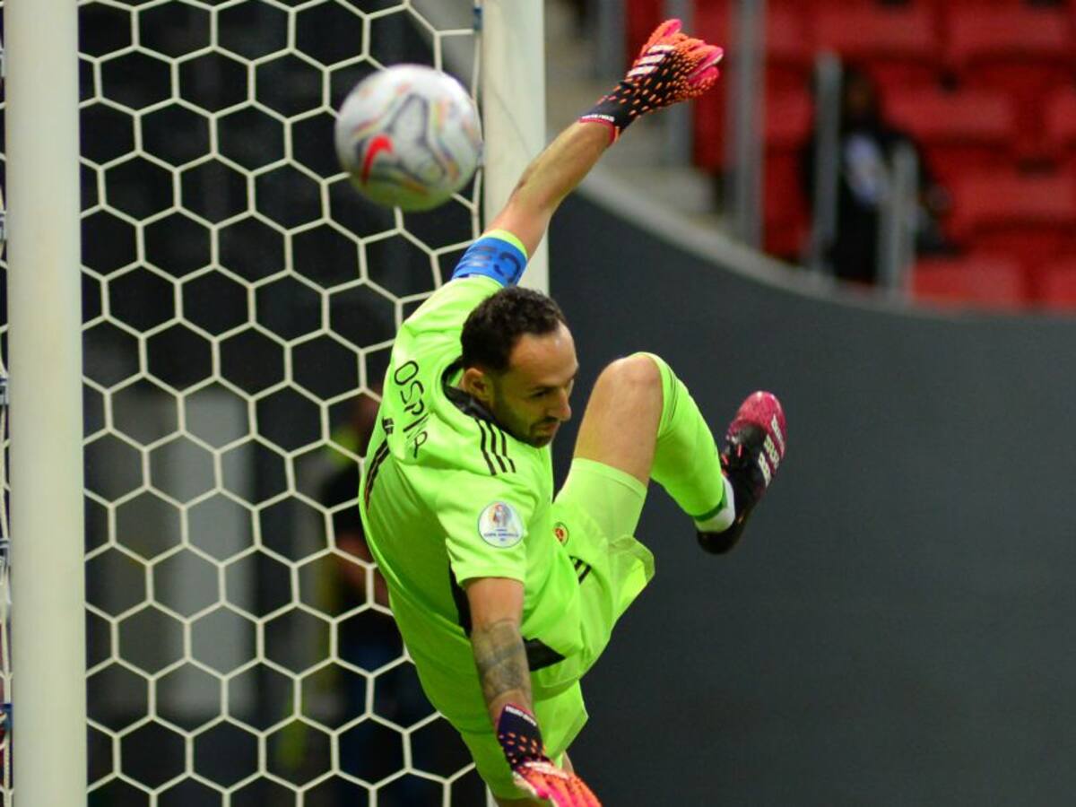 La fenomenal atajada con la que Ospina celebró su partido 112 con Colombia