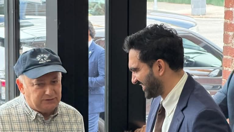 Luis Velásquez, fundador y propietario de la panadería Seba Seba Becky, contó cómo fue la visita a su negocio del alcalde de Nueva York, Zohran Mamdani, quien probó pandebonos y otros productos colombianos.