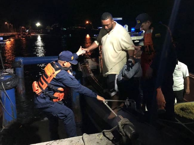 Rescatan a 14 personas en aguas del pacifico