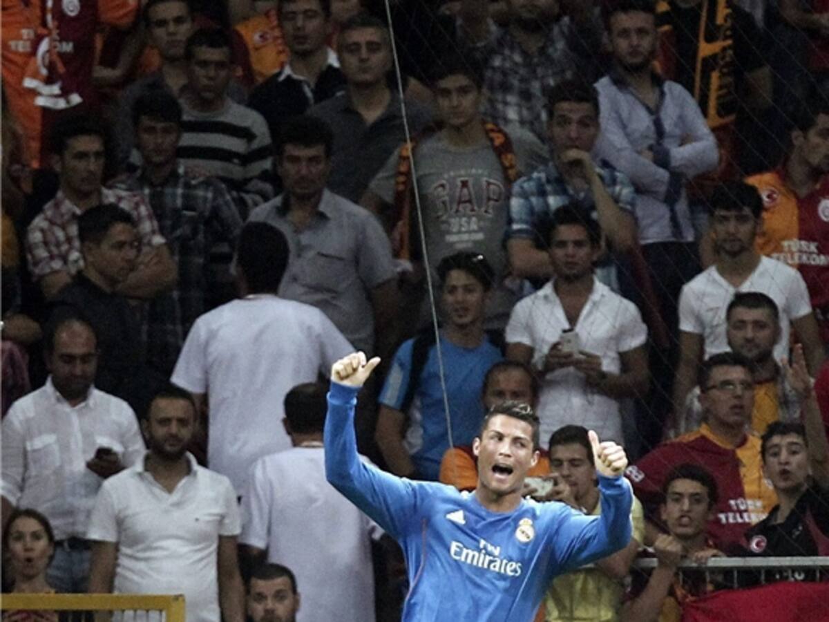 Cristiano Ronaldo estrenó su título de mejor pagado del mundo con tripleta