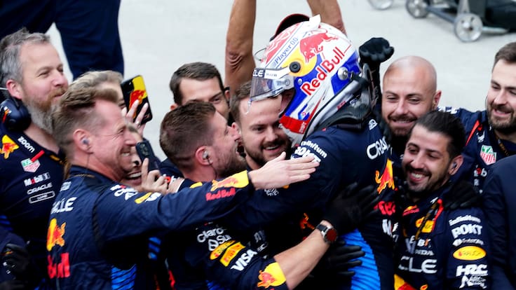 Montreal (Canada), 09/06/2024.- Red Bull Racing driver Max Verstappen of Netherlands celebrates with the team after winning the Formula One Grand Prix of Canada at the Circuit Gilles Villeneuve racetrack in Montreal, Canada, 09 June 2024. (Fórmula Uno, Países Bajos; Holanda) EFE/EPA/SHAWN THEW