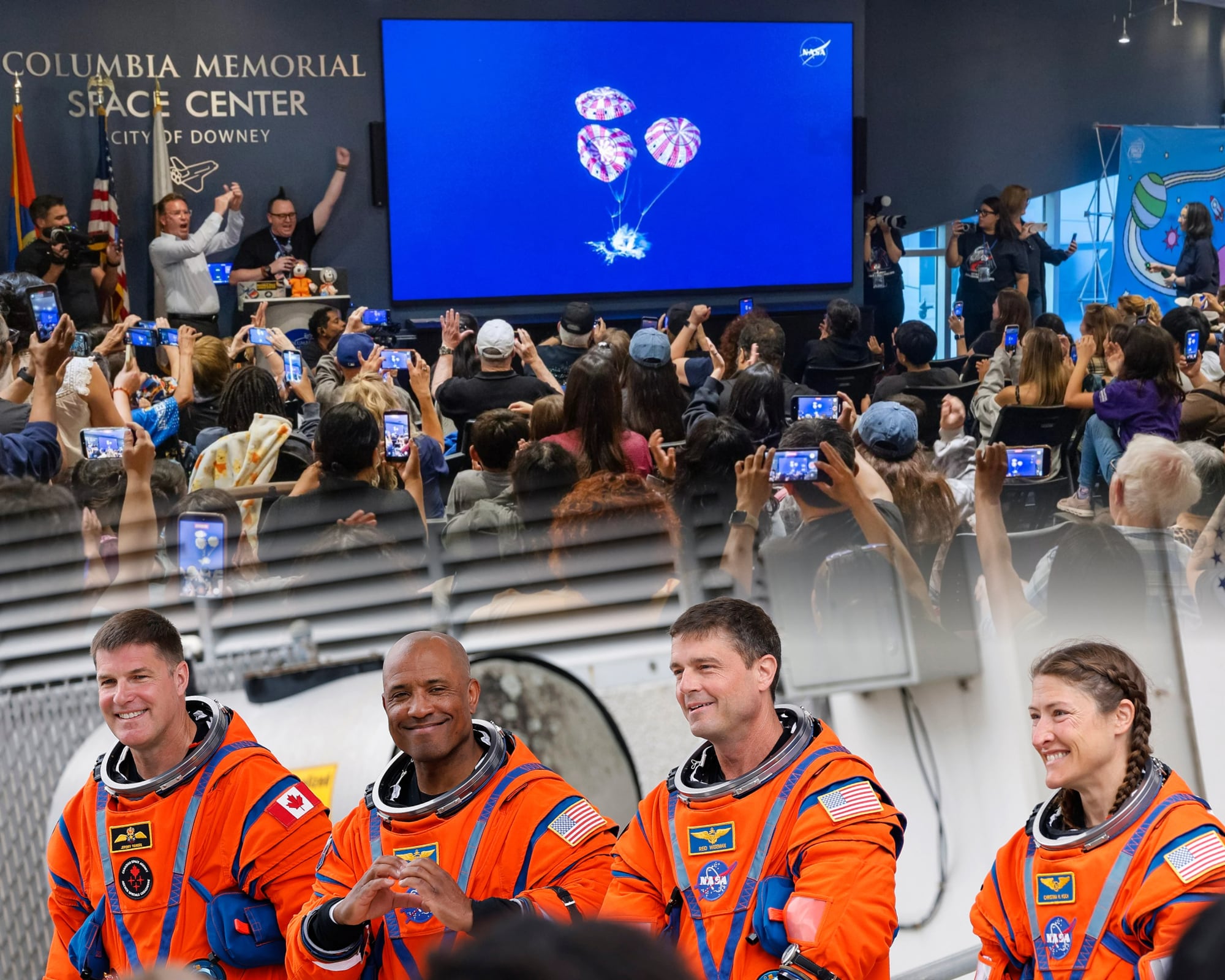 La tripulación de cuatro astronautas regresó a salvo al planeta luego de 10 días de misión en los que orbitaron la Tierra y la Luna.
(Foto: Caracol Radio / Getty)