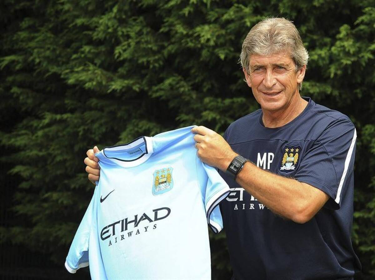 Pellegrini posa con la camiseta de su nuevo equipo.