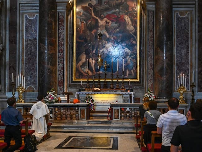 La basílica de San Pedro, en Roma, vuelve a abrir sus puertas