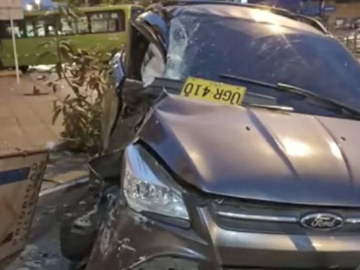 Ex jugador Freddy Rincón sufre accidente con un bus del MIO