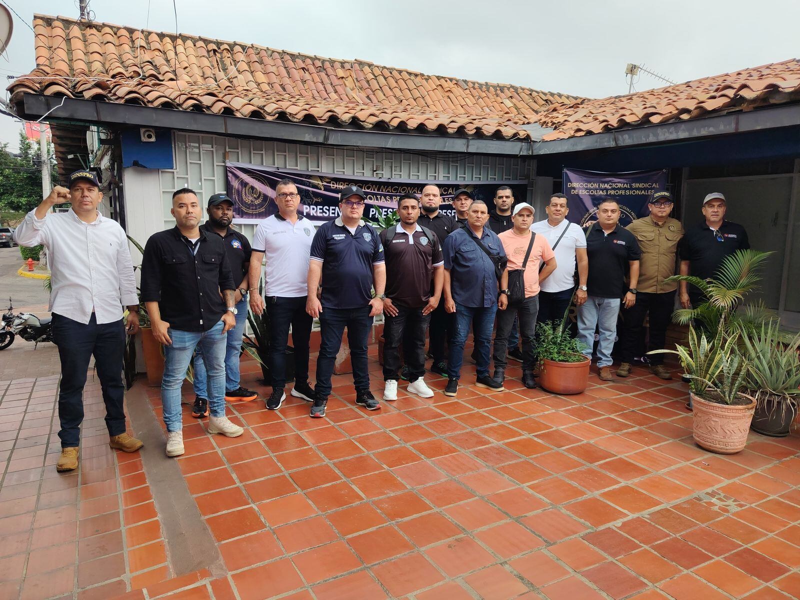 Escoltas de la UNP protestan en Cúcuta por presuntas vulneraciones laborales. / Foto: Camilo Picón.