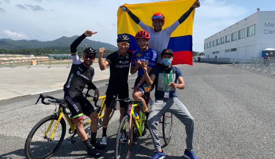 Juan José Betancourt celebra tras conseguir la medalla de plata.