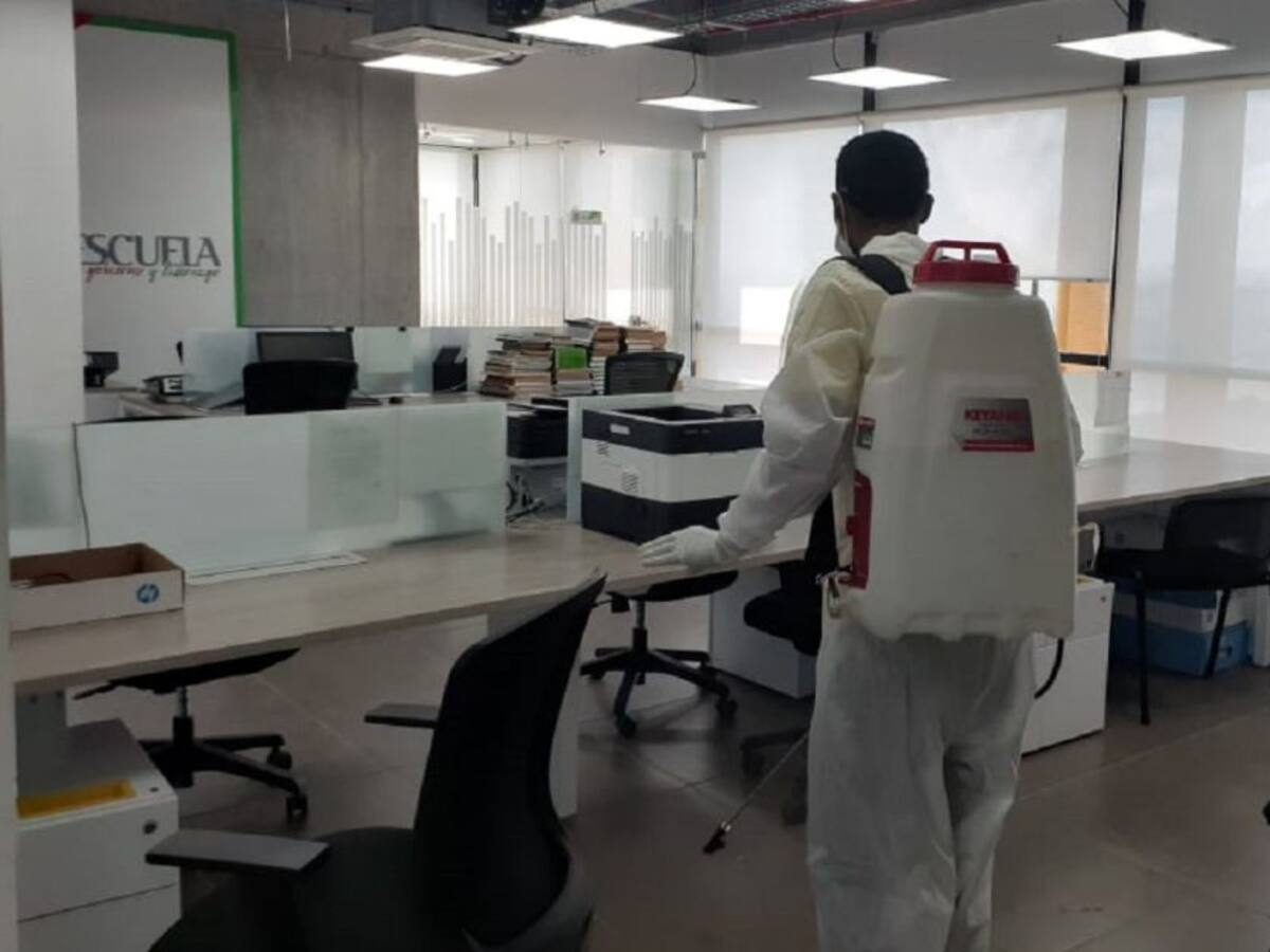 Adelantan jornada de desinfección en oficinas de la Alcaldía de Cartagena