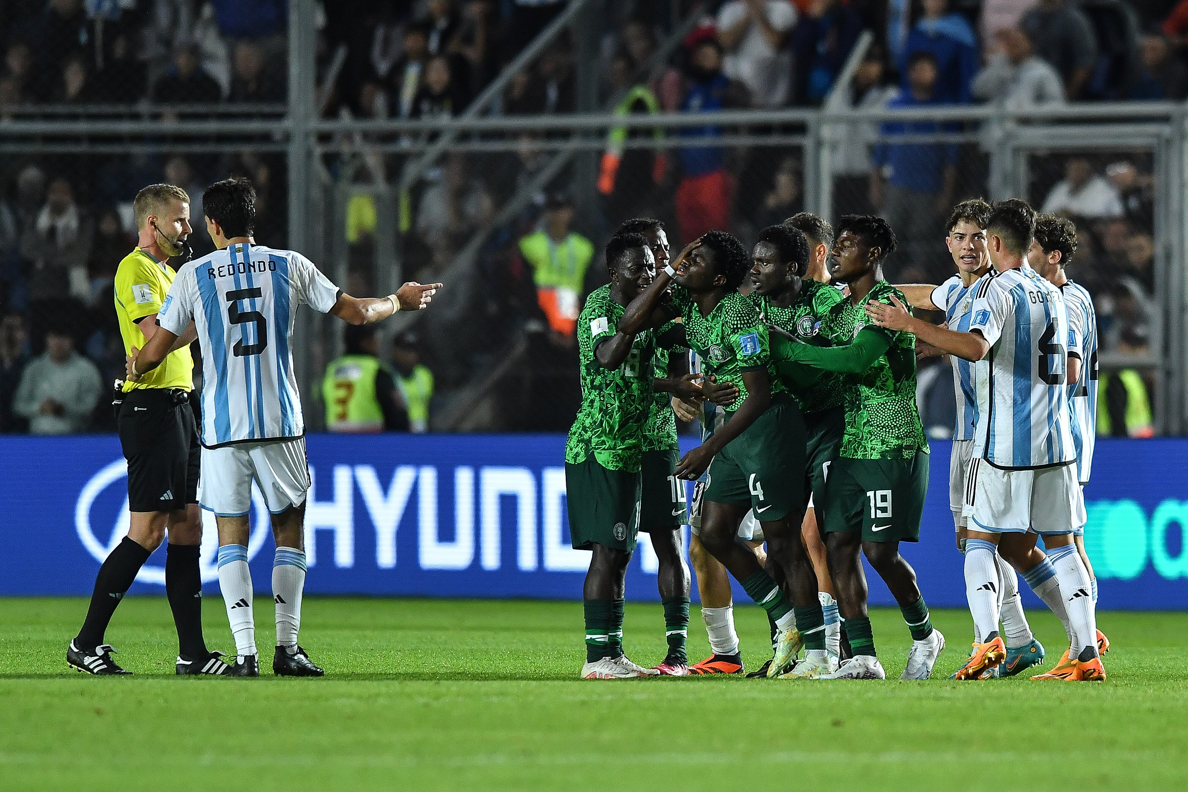 Jugadores de Nigeria celebran la victoria sobre Argentina en el Mundial Sub-20. (Photo by Marcelo Endelli - FIFA/FIFA via Getty Images)