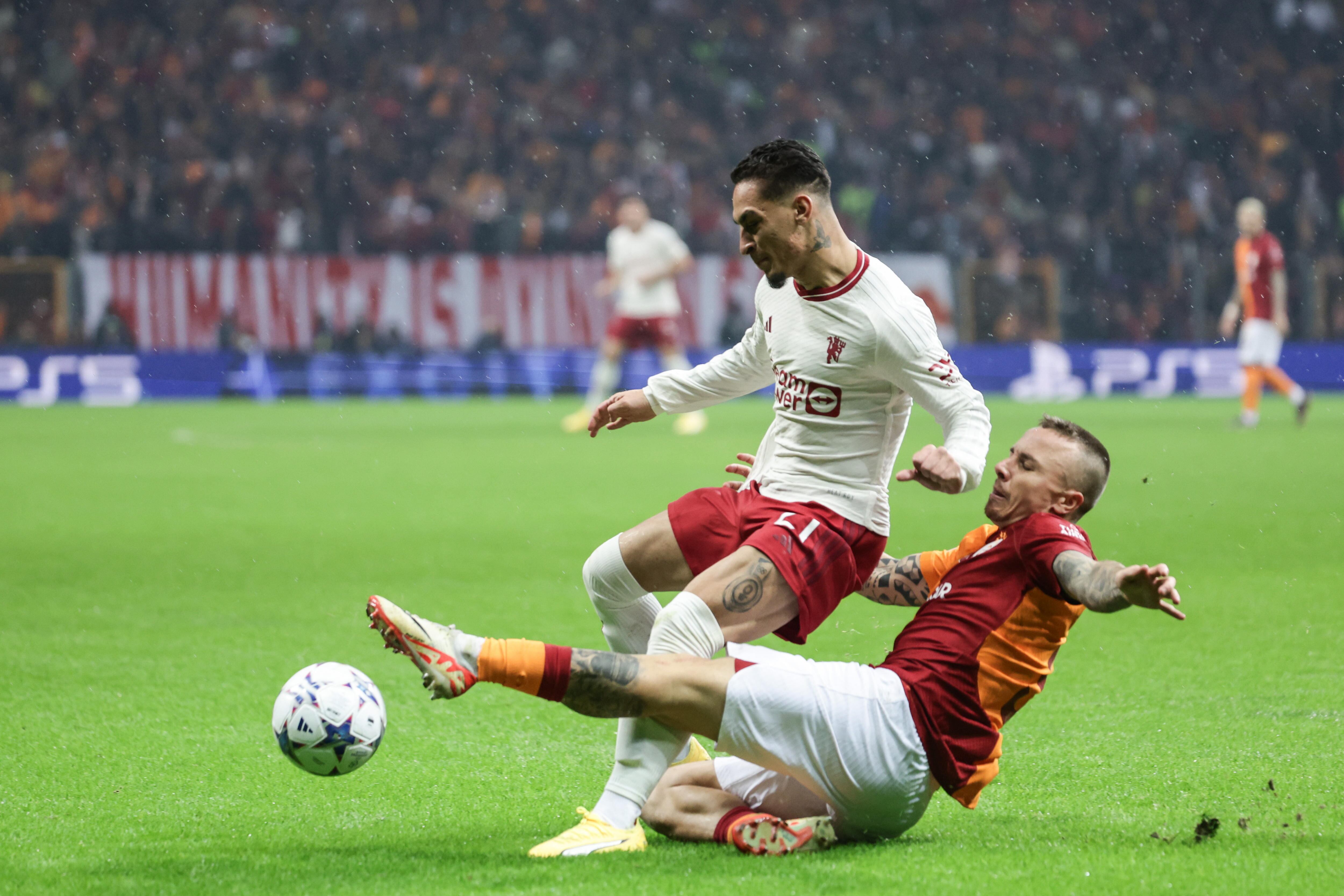Istanbul (Turkey), 29/11/2023.- Manchester United's Antony (L) in action against Galatasaray's Tete (R) during the UEFA Champions League group A soccer match between Galatasaray SK and Manchester United in Istanbul, Turkey, 29 November 2023. (Liga de Campeones, Turquía, Estanbul) EFE/EPA/ERDEM SAHIN