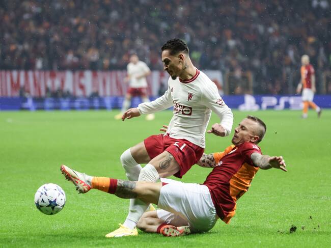 Istanbul (Turkey), 29/11/2023.- Manchester United's Antony (L) in action against Galatasaray's Tete (R) during the UEFA Champions League group A soccer match between Galatasaray SK and Manchester United in Istanbul, Turkey, 29 November 2023. (Liga de Campeones, Turquía, Estanbul) EFE/EPA/ERDEM SAHIN