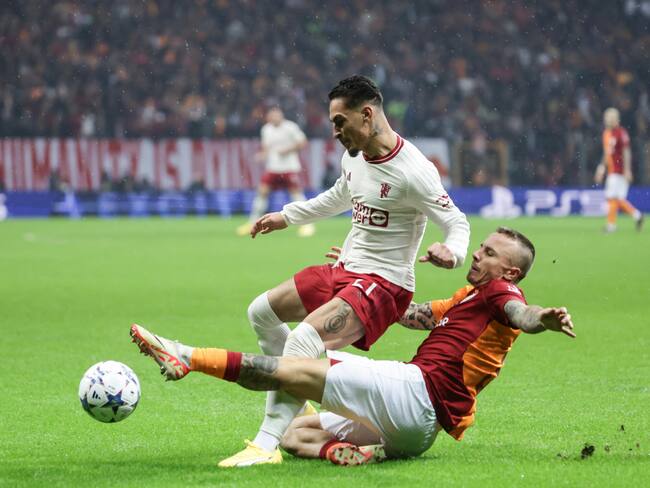 Istanbul (Turkey), 29/11/2023.- Manchester United's Antony (L) in action against Galatasaray's Tete (R) during the UEFA Champions League group A soccer match between Galatasaray SK and Manchester United in Istanbul, Turkey, 29 November 2023. (Liga de Campeones, Turquía, Estanbul) EFE/EPA/ERDEM SAHIN
