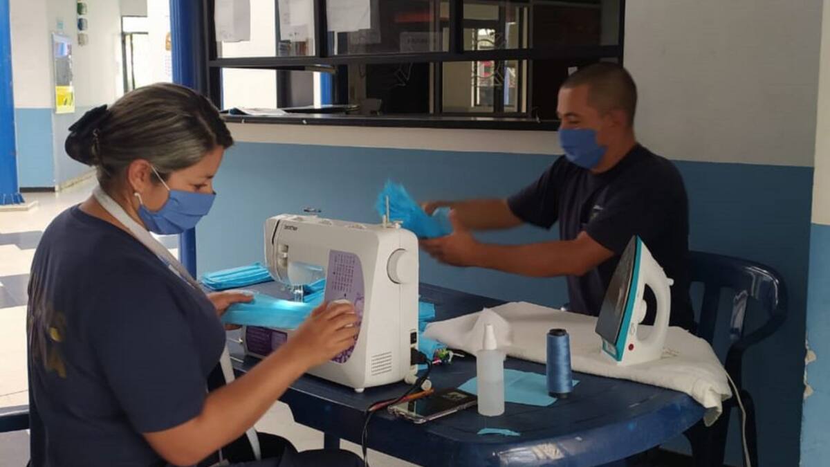 Bomberos en Armenia fabrican tapabocas desechables, ante falta de elementos