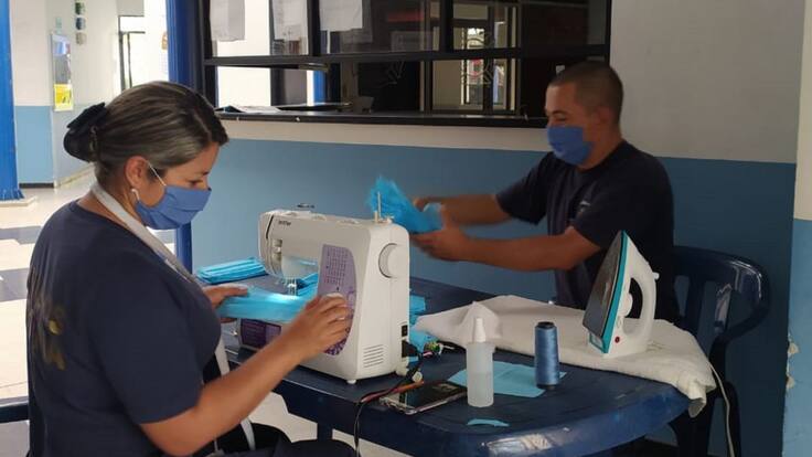 Bomberos en Armenia fabrican tapabocas desechables, ante falta de elementos
