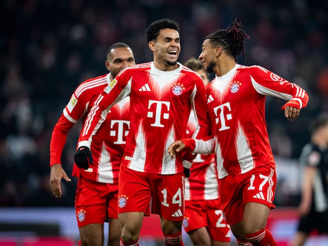 Luis DÍaz jugador de Bayern Múnich, celebrando su anotación ante el Wolfsburg por la Bundesliga 2025-26 / Getty Images