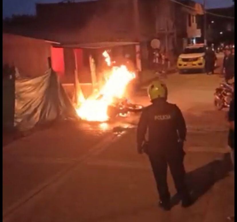 Una motocicleta incinerada tras una asonada a la Policía en Calima El Darién - Redes Sociales
