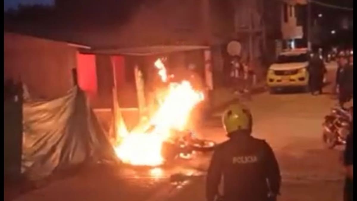 Una motocicleta incinerada tras una asonada a la Policía en Calima El Darién