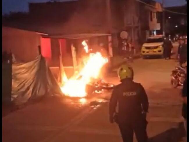 Una motocicleta incinerada tras una asonada a la Policía en Calima El Darién - Redes Sociales