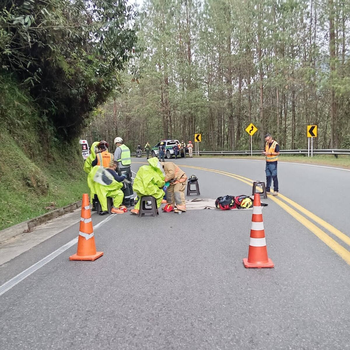 Camión se volcó con material químico muy tóxico en la vía Caldas - La Pintada
