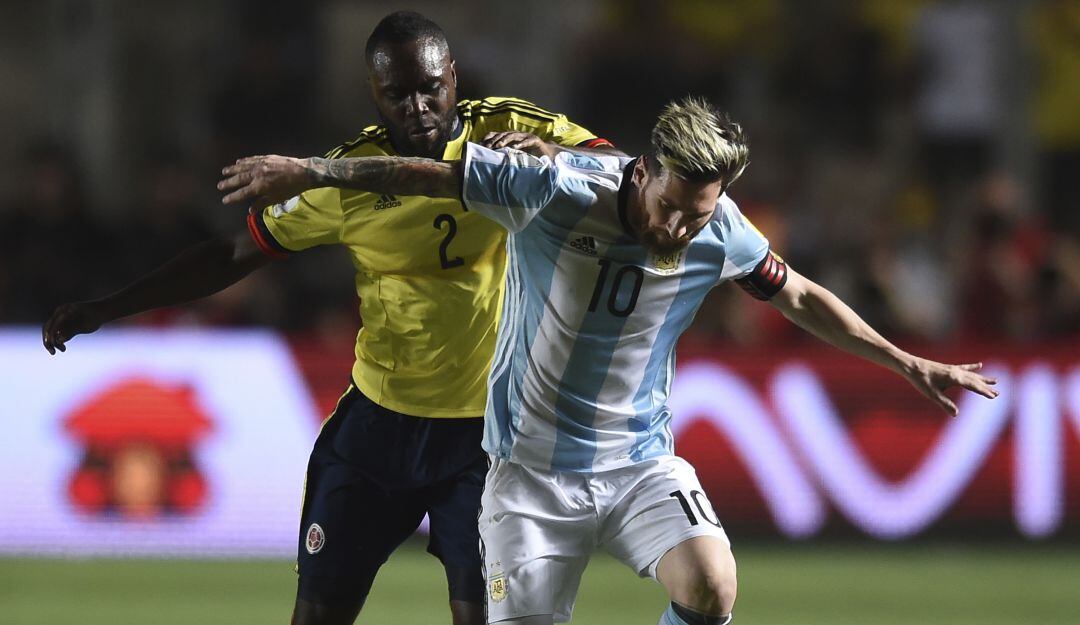 Éder Álvarez Balanta se enfrentaron en 2016 en un duelo entre Argentina y Colomia por las Eliminatorias.