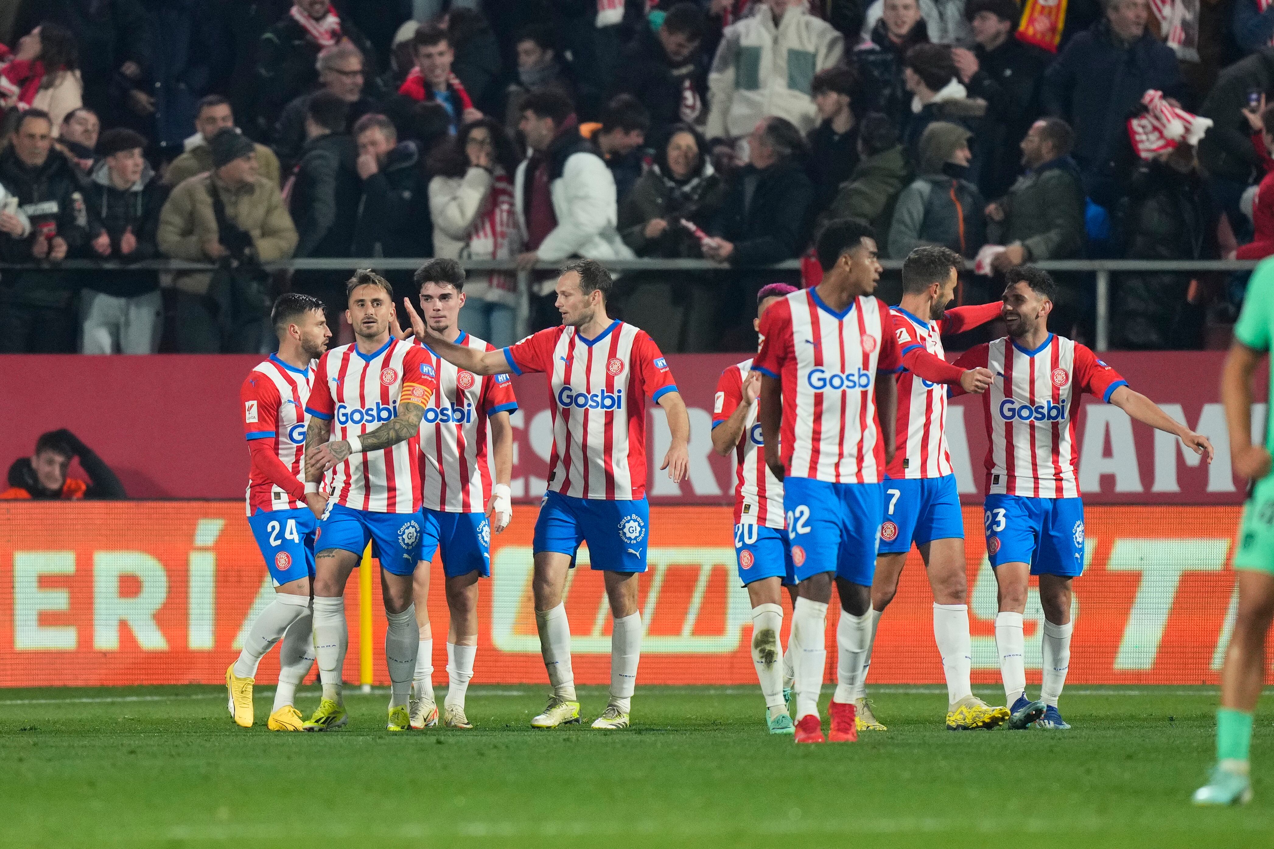 Los jugadores del Girona celebran su cuarto gol durante el encuentro correspondiente a la jornada 19 de LaLiga EA Sports que Girona y Atlético de Madrid disputaron en el estadio Montilivi, en Girona. EFE / Siu Wu.