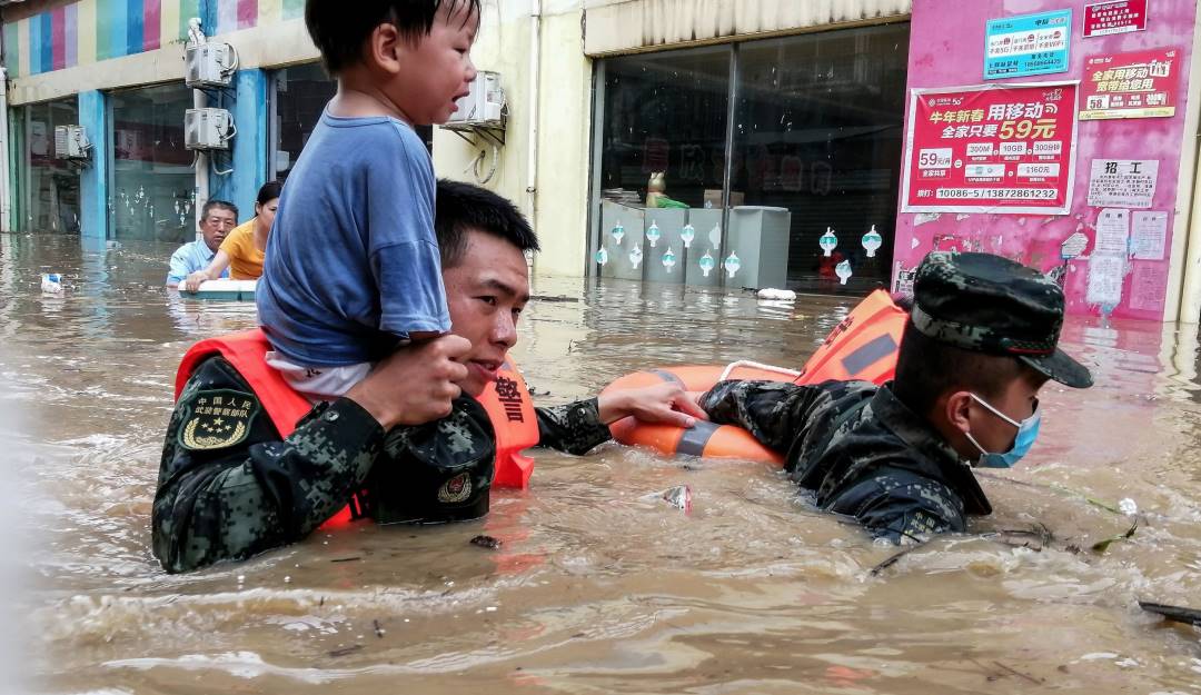Trabajos de rescate en medio de inundaciones al sur de China por las fuertes lluvias.            Foto: Getty 