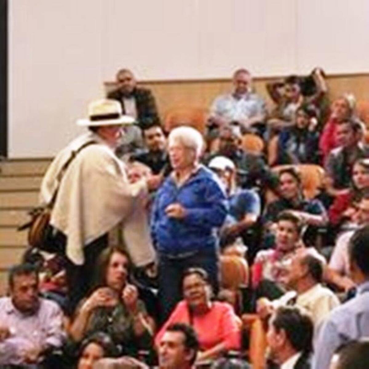 Darío Arizmendi y su equipo desde la ciudad más innovadora del mundo, mostrando lo mejor de Antioquia y sus gentes. Foto: Caracol Radio.