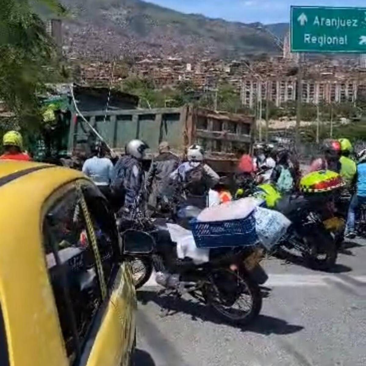 Fuerte accidente se presentó este martes en el Puente de la Madre Laura: hay dos heridos