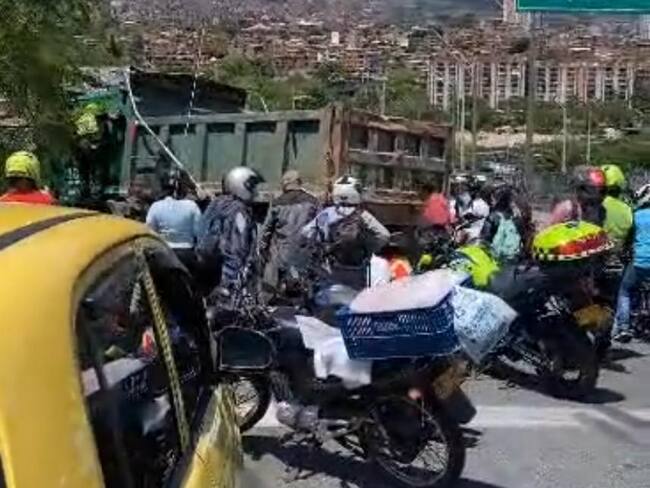 Accidente de tránsito en el Puente de la Madre Laura de Medellín / Foto: captura de pantalla