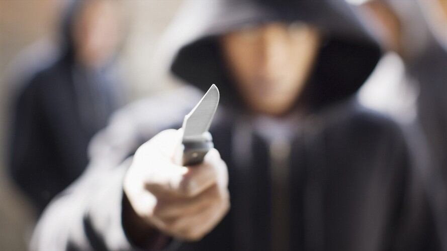 Mientras el agresor le apunta a la víctima, toma un chuchillo del suelo y lo comienza a herir en varias partes del cuerpo. Foto: Getty Images