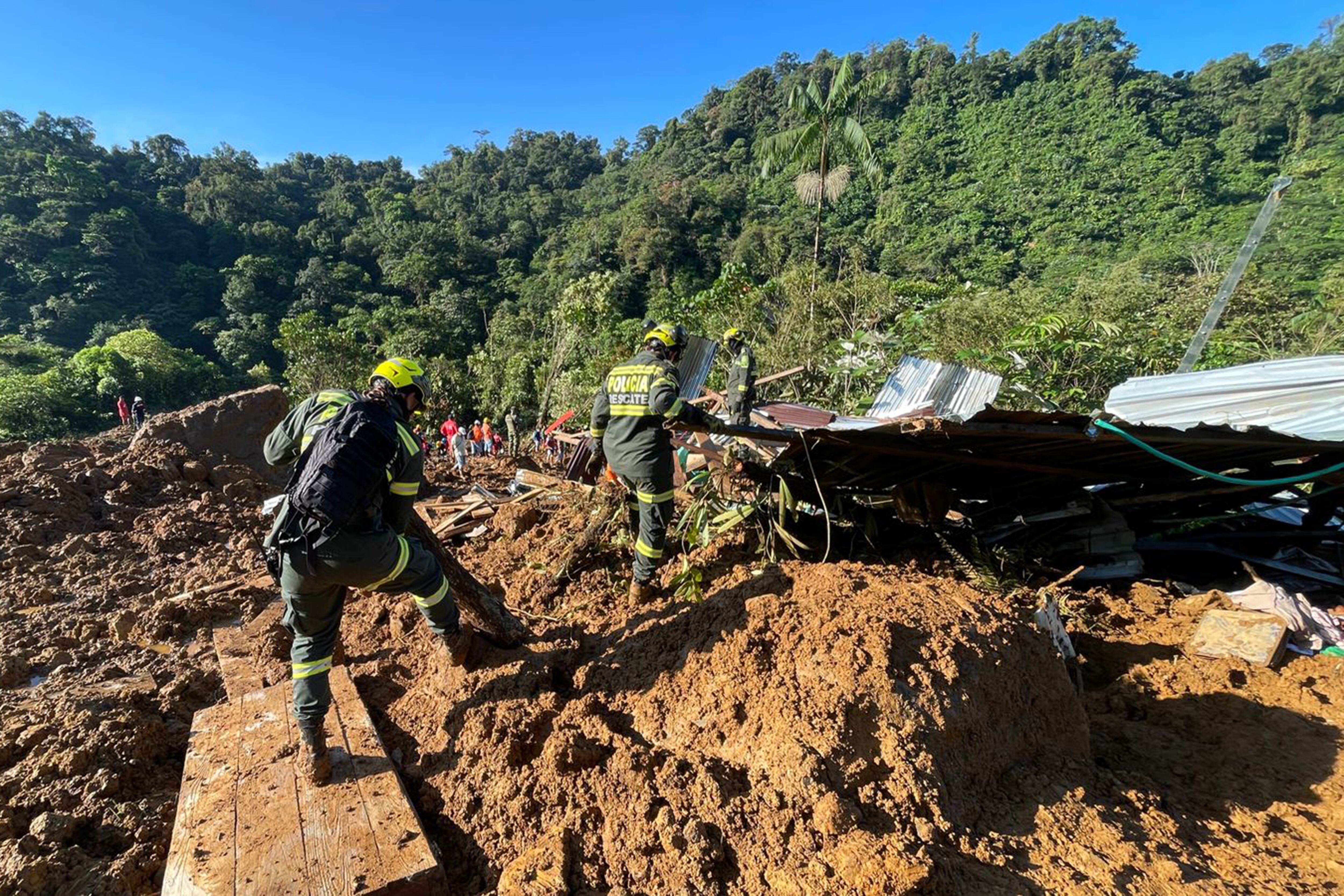 CARMEN DE ATRATO (COLOMBIA)- Fotografía cedida por la Policía Nacional de Colombia que muestra a rescatistas y policías mientras trabajan en la recuperación de cuerpos en el lugar donde ocurrió un derrumbe en inmediaciones del municipio Carmen de Atrato, departamento del Chocó (Colombia).