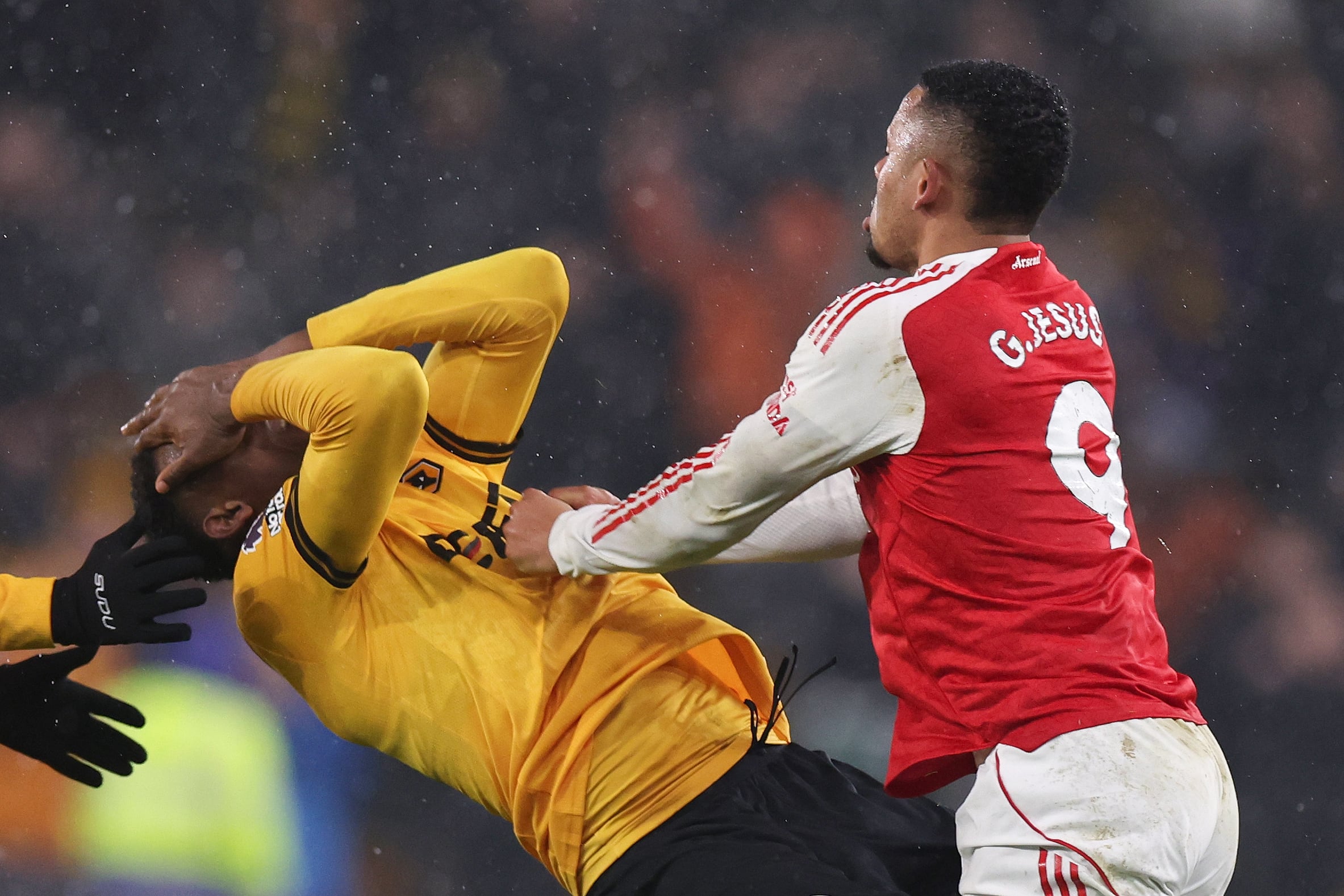 Gabriel Jesus y su agresión a Yerson Mosquera. (Photo by Catherine Ivill - AMA/Getty Images)