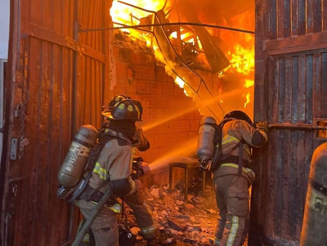 Fuerte incendio en fábrica de telas al sur de Bogotá
