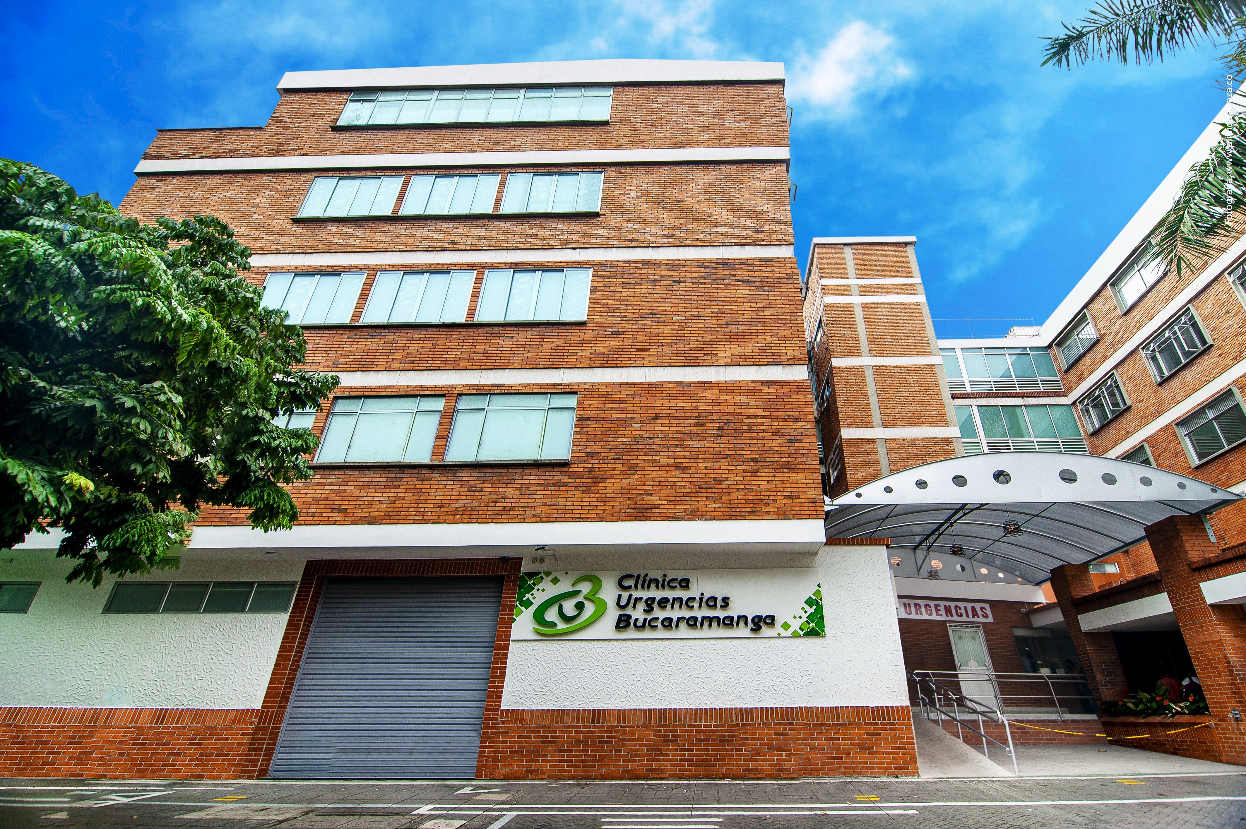 La clínica también muestra su compromiso con la responsabilidad social al realizar jornadas quirúrgicas gratuitas para personas vulnerables, en colaboración con organizaciones religiosas como la iglesia “Más Esperanza de Vida” y la iglesia “Vida Worship Center”