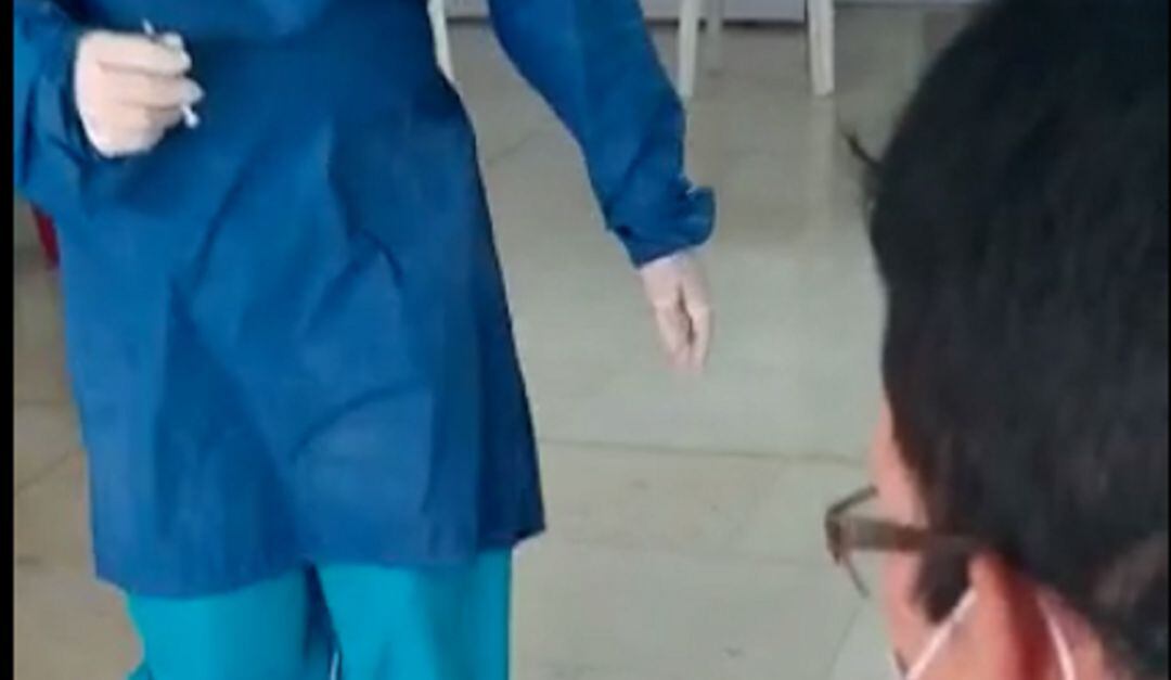 La mujer que denunició el caso grabó el momento de la vacunación de su suegra.  