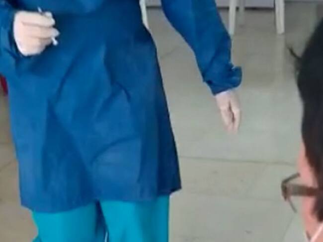 La mujer que denunició el caso grabó el momento de la vacunación de su suegra.